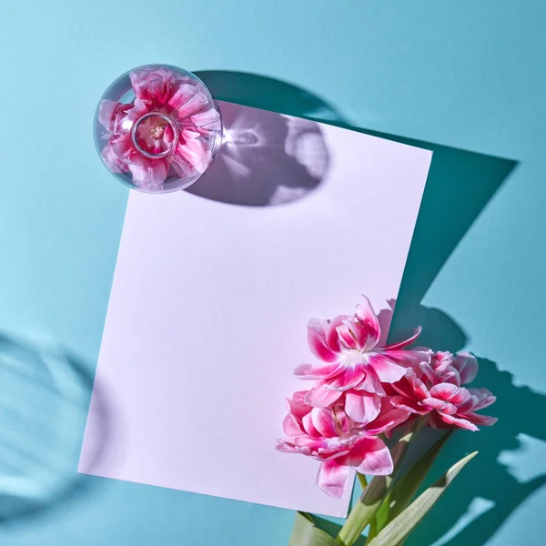 Postal Blanco Decorada Con Tulipanes Rosados Sobre Fondo Azul — Foto de Stock