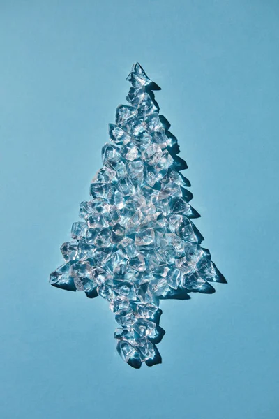 Árbol Navidad Cubitos Hielo Frío Transparentes Sobre Fondo Azul —  Fotos de Stock