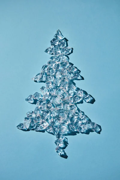 Weihnachtsbaum Aus Durchsichtigen Kalten Eiswürfeln Auf Blauem Hintergrund — Stockfoto