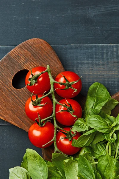 Sunde Grøntsager Træbord Tomater Basilikumblade Som Fødevarebaggrund - Stock-foto