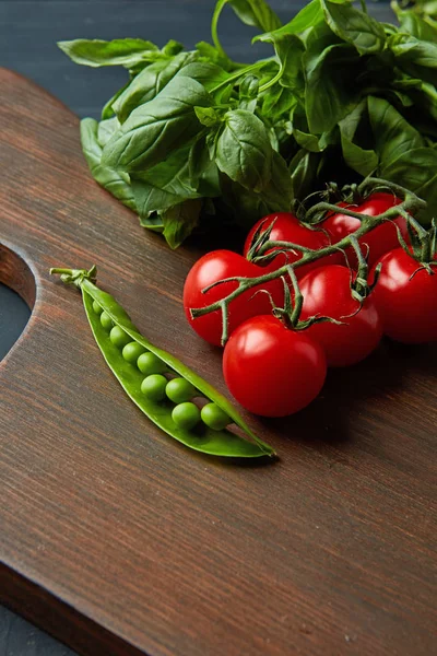 Gesundes Rohes Gemüse Auf Holztisch Tomaten Erbsen Und Basilikumblätter Als — Stockfoto