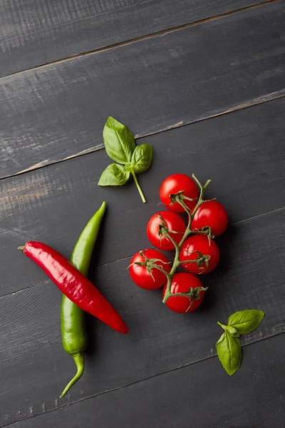 Legumes Crus Saudáveis Mesa Madeira Tomates Pimentas Folhas Manjericão Como — Fotografia de Stock