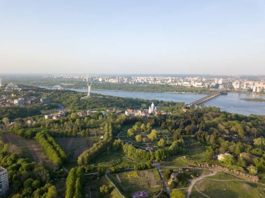 Kiev şehir mimarisi ve Dnipro Nehri, Ukrayna havadan görünümü 