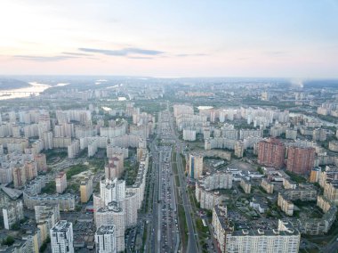 Modern yollar ve binalar, Ukrayna ile havadan görünümü şehir Kiev bölgesinin Poznyaki 