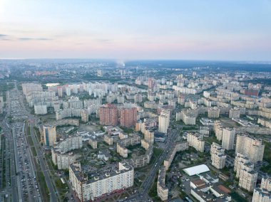 Modern yollar ve binalarda, günbatımı, Ukrayna ile havadan görünümü şehir Kiev bölgesinin Poznyaki 