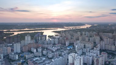 Modern yollar, binalar ve Dnipro Nehri'nin gün batımında, Ukrayna Hava görünümünü şehir Kiev bölgesinde Poznyaki 