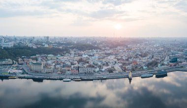 Nehir Limanı, Podil ve Kiev Ukrayna başkenti posta meydanda hava görünümünü. Podil Kiev en eski mahallelerinde biridir