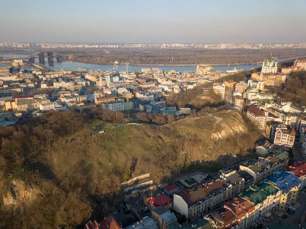 聖アンドリュー教会と Andreevska ポドールの町並みの空撮地区ウクライナ キエフ市 — ストック写真