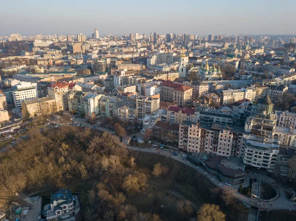 Merkez House sanatçı, ticaret evi ve diğer binalar Kiev, Ukrayna Peizazhna sokakta yakınındaki günbatımı havadan görünümü