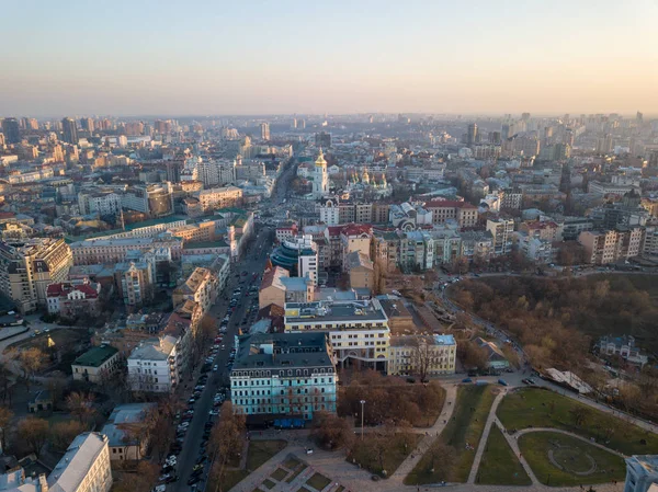 キエフ市センターの建物とウクライナ ユネスコ世界遺産 聖ソフィア大聖堂の航空写真 — ストック写真