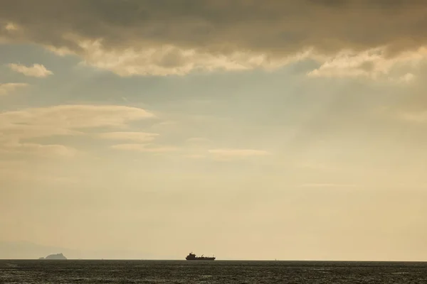 Панорамний Вид Море Прохідним Кораблем Красиве Небо Хмарами — стокове фото