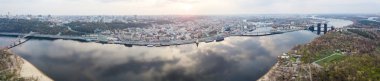Kiev şehir mimarisi ve Dnipro Nehri, Ukrayna, yaz görünümü havadan görünümü