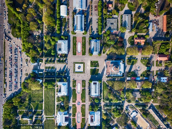 Havadan görünümü panoramik Kiev şehir. Sergi Merkezi pavyonlar ve mavi gökyüzü, Ukrayna karşı bahar öğleden sonra parkta bir sürü ile