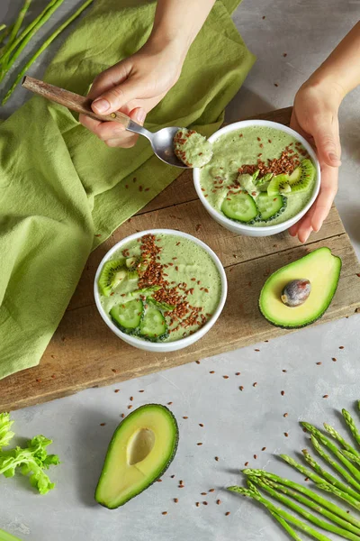 kuşkonmaz, kireç ve beton zemin üzerine keten tohumu, avokado, salatalık yeşil smoothie yemek kadın yaptı