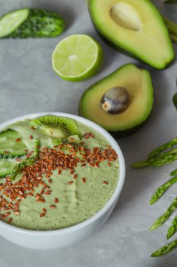 yeşil smoothie salatalık, avokado, kuşkonmaz, kireç ve keten tohumu beton zemin üzerine yapılan ile kase