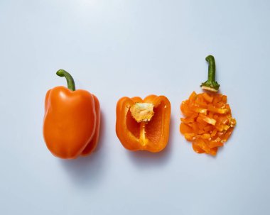 mavi arka plan, düz yatıyordu sarı kırmızı biber biber dilimlenmiş