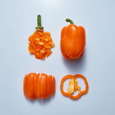 mavi arka plan, düz yatıyordu sarı kırmızı biber biber dilimlenmiş