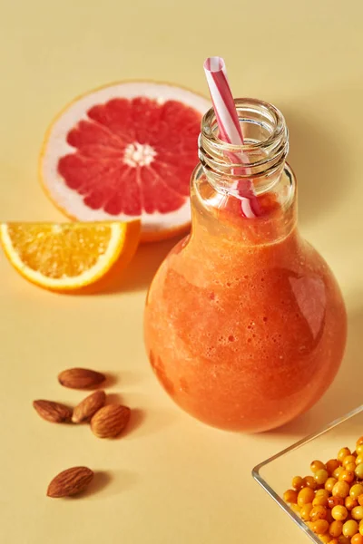 Φρέσκα Smoothies Καρότο Πορτοκάλι Γκρέιπφρουτ Αμύγδαλα Και Θάλασσα Buckthorn Ποτήρι — Φωτογραφία Αρχείου