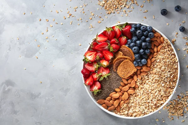 Olgun çilek, yaban mersini, granola ve badem, sağlıklı vitamin kahvaltı beton tablo ile ev yapımı yoğurt 