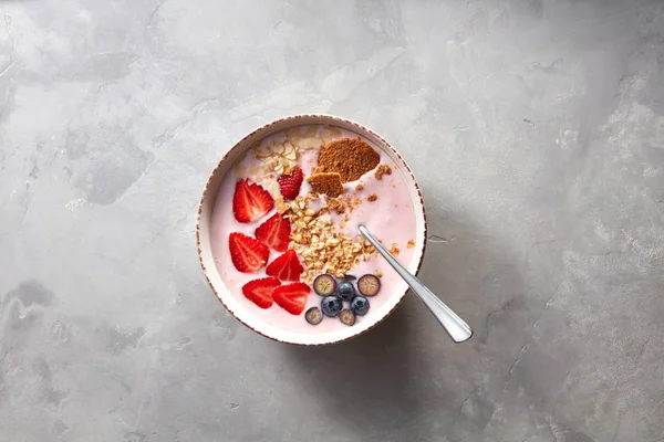 Olgun çilek, yaban mersini, granola ve badem, sağlıklı vitamin kahvaltı beton tablo ile ev yapımı yoğurt 