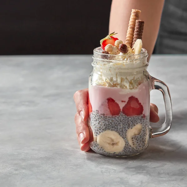 Weibliche Hand Hält Glas Mit Geschichtetem Dessert Aus Joghurt Erdbeere — Stockfoto