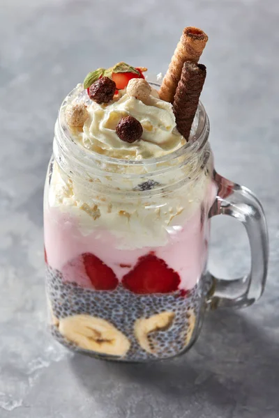 Słoik Warstwami Deser Jogurt Truskawka Banan Chia Pudding Ozdobione Herbatniki — Zdjęcie stockowe