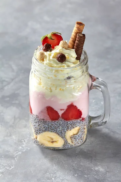 Słoik Warstwami Deser Jogurt Truskawka Banan Chia Pudding Ozdobione Herbatniki — Zdjęcie stockowe