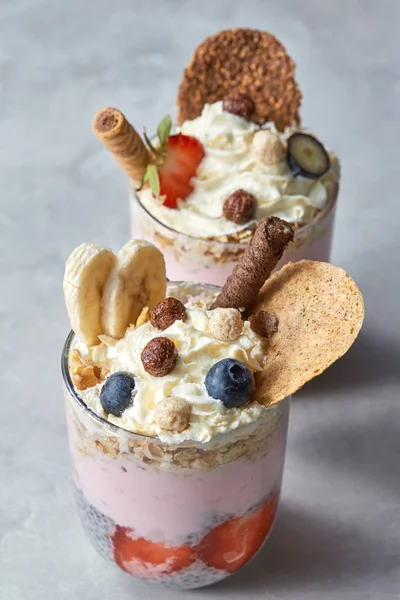 Bicchieri Con Dessert Strati Yogurt Fragola Banana Pudding Chia Decorati — Foto Stock