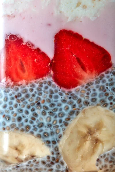 Hausgemachter Joghurt Mit Chiasamen Und Hälften Reifer Erdbeeren — Stockfoto