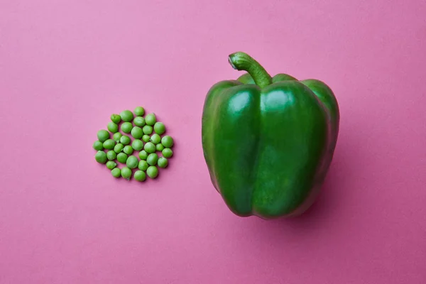 Groene Biologische Paprika Groene Erwten Roze Achtergrond Plat Lag — Stockfoto