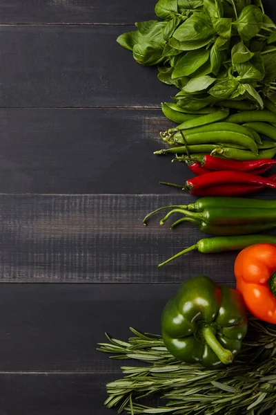 Zutaten Für Gesunden Salat Basilikum Chilischoten Paprika Kirschtomaten Auf Dunklem — Stockfoto