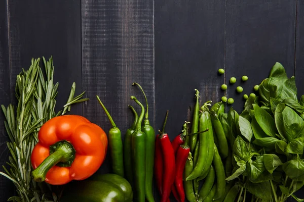 Zutaten Für Gesunden Salat Basilikum Chilischoten Paprika Kirschtomaten Auf Dunklem — Stockfoto