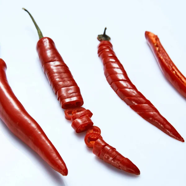 Pimientos Picantes Mexicanos Rojos Rodajas Sobre Fondo Azul Puesta Plana —  Fotos de Stock