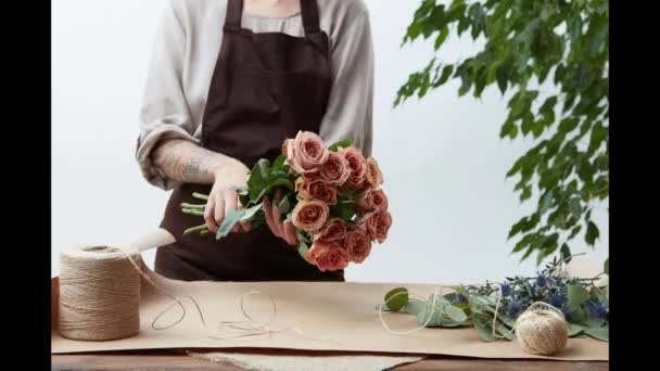 mladá žena v zástěře provedení kytice z růžových růží květiny nakupovat koncept
