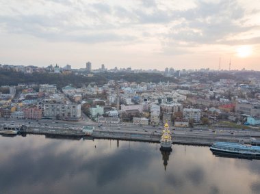 Kiev, Ukrayna: 15 Nisan, 2018 - Aziz Nikolaos Kilisesi günbatımı, Dinyeper Nehri üzerinde Wonderworker dron şehir fotoğraf manzara akşam gökyüzü ve bulutlar ve Podol Ukrayna Kiev şehir manzaralı