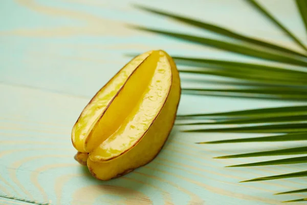 Carambola Fruta Estrella Madura Manzana Estrella Sobre Fondo Verde Con —  Fotos de Stock