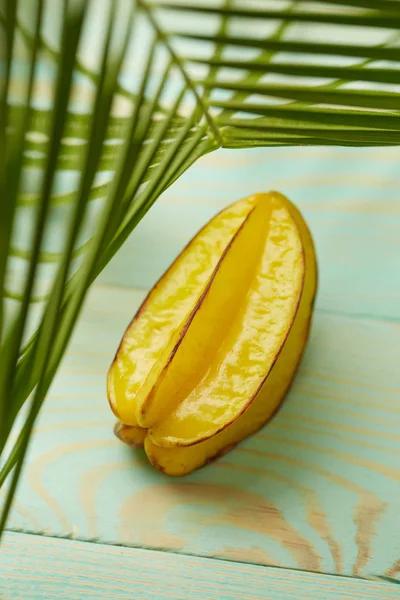 Egzotyczny Gwiazda Owoców Lub Averrhoa Carambola Nad Tropikalnych Palm Zielony — Zdjęcie stockowe