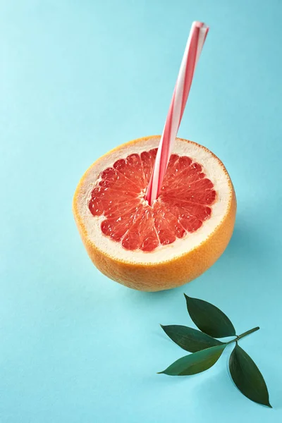 Vers Gesneden Grapefruit Wih Stro Groene Bladeren Blauwe Achtergrond Idee — Stockfoto