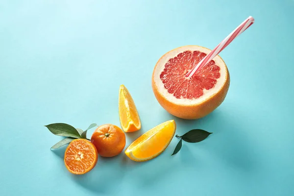 Orange Slice Groene Bladeren Met Rietjes Grapefruit Helften Blauwe Achtergrond — Stockfoto