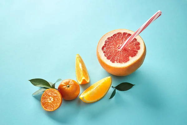 Rebanada Naranja Hojas Verdes Con Pajitas Mitades Pomelo Sobre Fondo — Foto de Stock