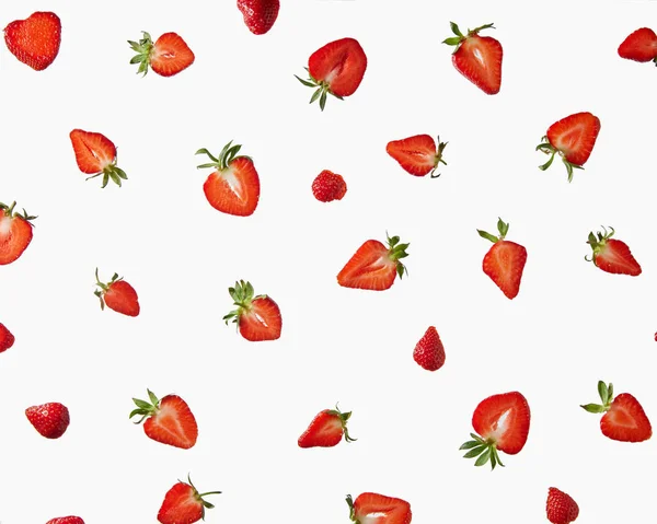 Hälften Einer Frischen Erdbeere Mit Grünen Blättern Auf Grauem Hintergrund — Stockfoto