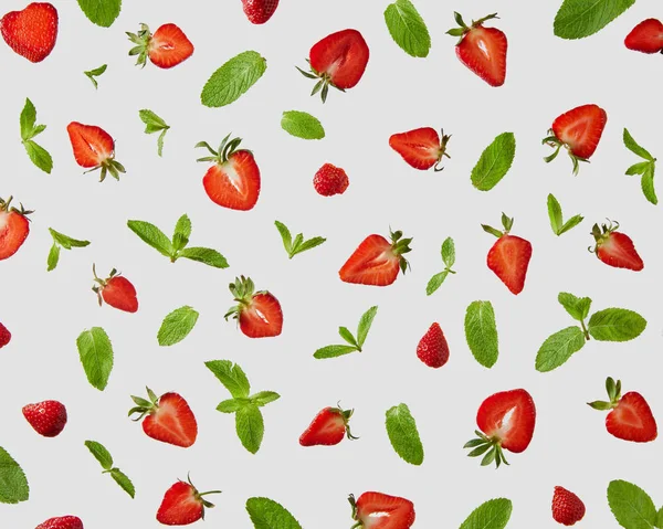 Muster Aus Frischen Hälften Reifer Erdbeeren Und Grünen Minzblättern Auf — Stockfoto