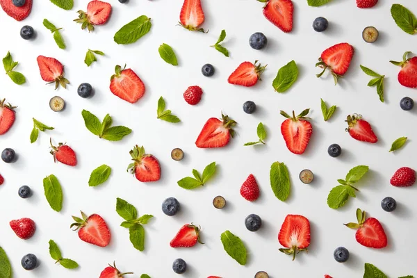 Composición Colorida Fruta Fresas Rojas Maduras Arándanos Hojas Verdes Menta —  Fotos de Stock