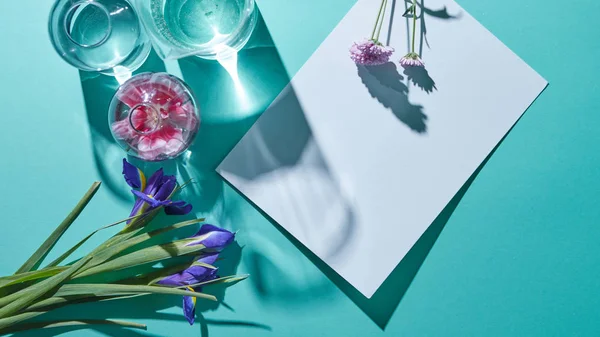 Vasos Con Agua Ramo Flores Color Púrpura Sobre Fondo Azul — Foto de Stock