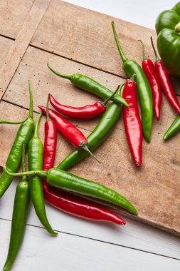 Sıcak renkli yeşil ve kırmızı biber ile yer metin, üstten görünüm altında ahşap bir gemide