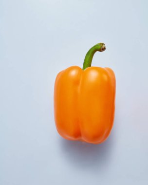 taze çekilmiş sarı biber gri bir arka plan düz üzerinde yatıyordu. Kavram organik gıda veya çiğ gıda diyet