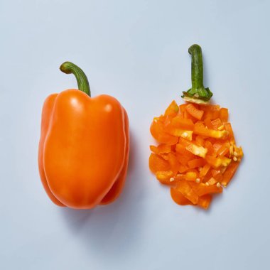 Gri arka plan üzerinde düz sarı biber Dilimleme türü yatıyordu. Kavram vejetaryen yemek