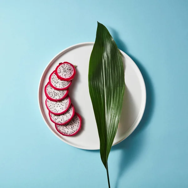 Diversi Pezzi Pitahaya Rosa Bianca Affettata Piatto Bianco Con Foglia — Foto Stock