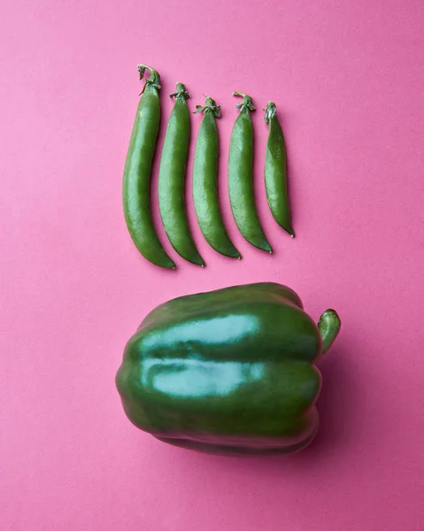 Vers Geplukt Fruit Groene Erwten Groene Paprika Geïsoleerd Een Roze — Stockfoto