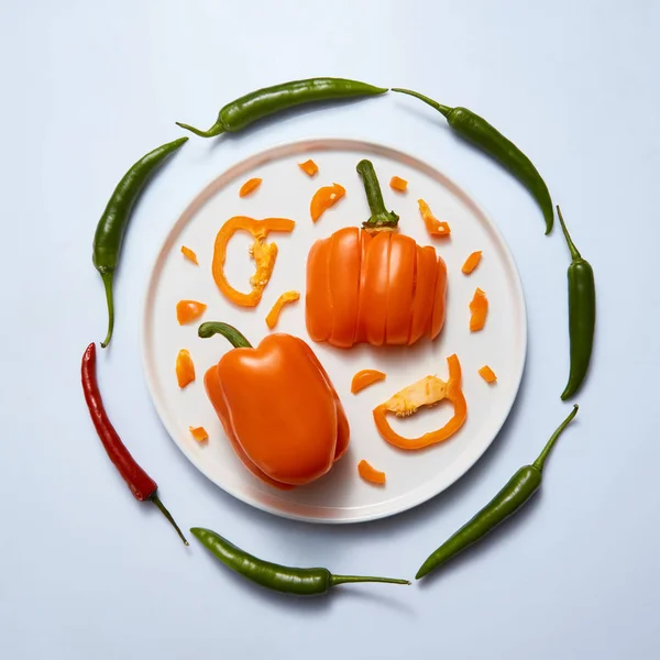 Multicolored Peppers Lined Different Slicing White Plate Chili Peppers Plate — Stock Photo, Image